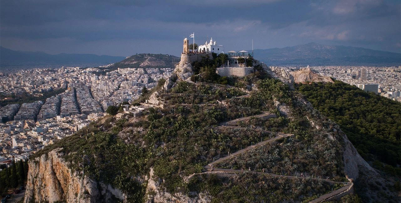 Σε επιφυλακή ο δήμος Αθηναίων λόγω των ισχυρών ανέμων και του καύσωνα -Κλειστός ο λόφος του Λυκαβηττού